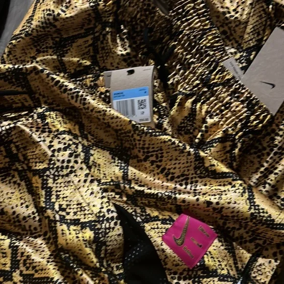 Nike Women's Dri-FIT Rebel Fly Basketball Shorts NWT - Picture 5 of 5